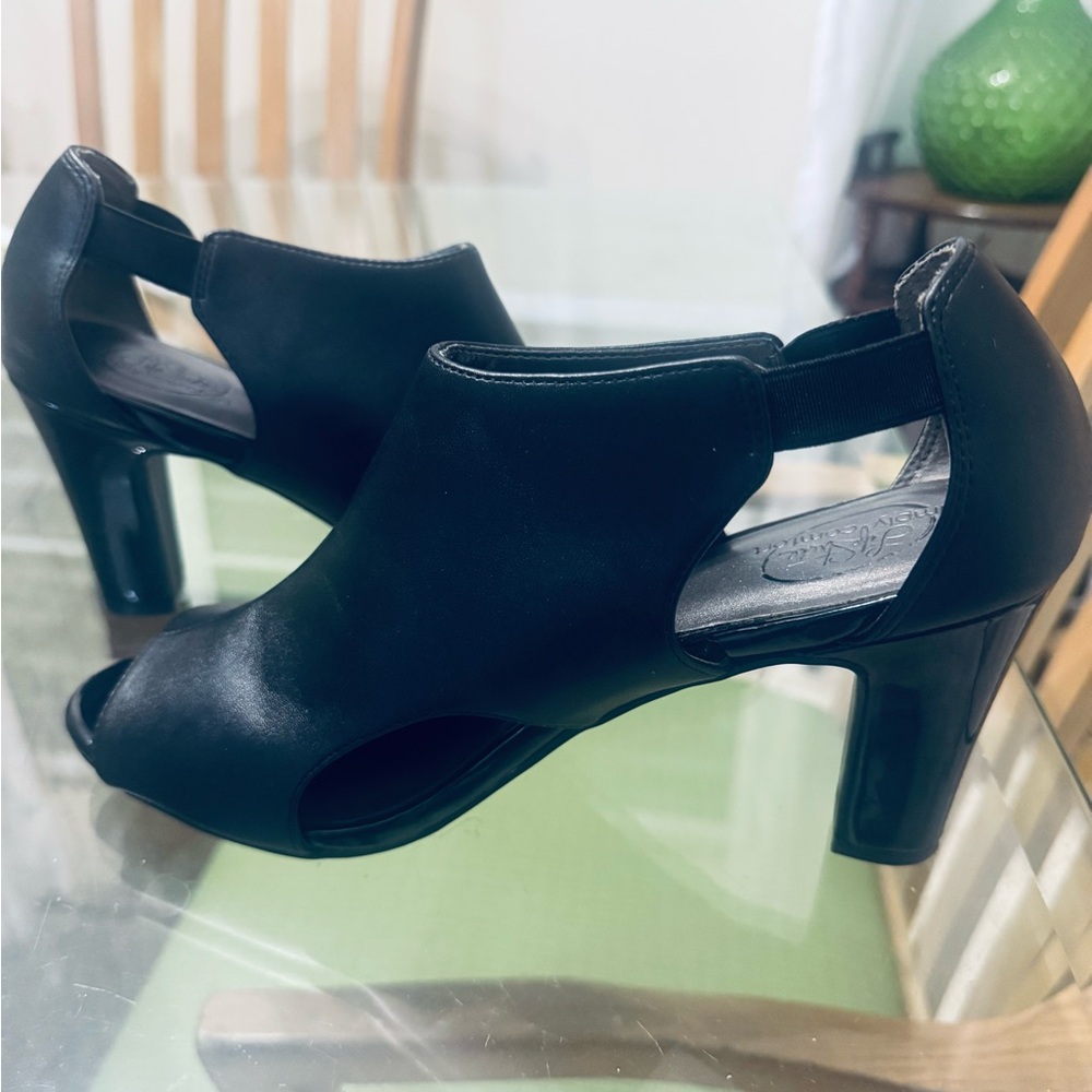 Life Stride Black Peep Toe Heels